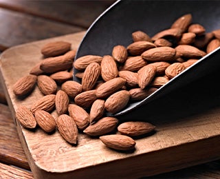 Puñado de almendras listas para ser convertidas en crema para la preparación del croissant de almendras