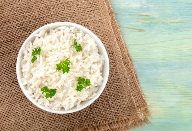 Bowl de arroz blanco con hierbas para acompañar tu porchetta.