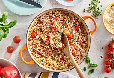 Arroz negro salvaje acompañado con tomates y pimientos en toma cenital