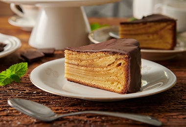 Una porción de pastel de chocolate preparado con una base de bizcocho genovés