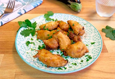 Plato de buñuelos de plátano, semejantes a los buñuelos de yuca