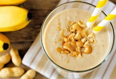 Vaso de colada de ñame con nuez moscada y caramelo en su superficie.