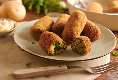 Croquetas de espinacas y queso empanizadas con miga de pan