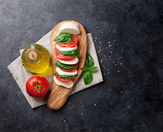 Ensalada caprese de mozzarella, tomate y albahaca, perfecto para comer junto con la foccacia italiana