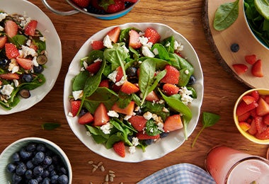 Ensalada mixta con varios tipos de frutillas vista desde arriba