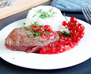 Filete de res con salsa de chutney de mango y grosellas con arroz