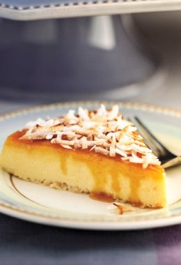 Flan de maíz con ralladura de coco encima, un exquisito postre latinoamericano.