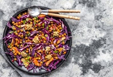 Bowl de garbanzos con distintas verduras para complementar el arroz salvaje.