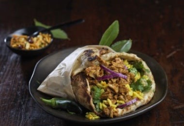 Gyro de pollo envuelto en pan pita con arroz y vegetales frescos