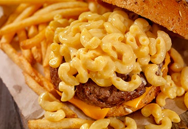 Hamburguesa de macarrones con papas fritas, otra variante, como la hamburguesa de pescado.