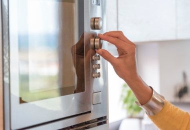 Horno siendo precalentado para cocinar porchetta.