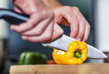 Pimiento amarillo, condimento similar al azafrán, siendo cortado en rodajas