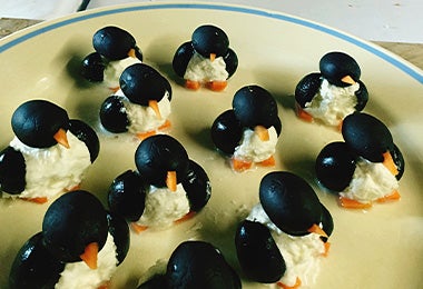 Pingüinos de arándanos y crema, comida para fiesta infantil 