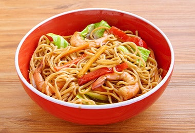 Platillo de soba con wasabi, camarones y vegetales