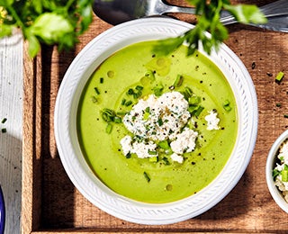 Vichyssoise servida en un tazón blanco con crema de leche