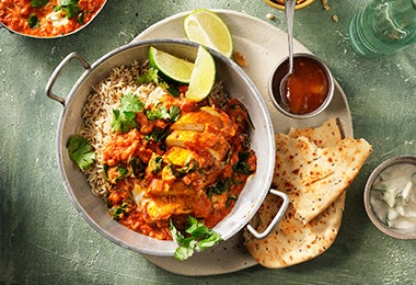 Plato de arroz, pollo y curry con Pan Naan