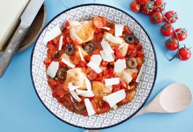 Platillo potenciado con salsa de anchoas y tomate.