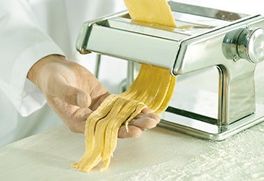 Pasta tagliatelle fresca para preparar una receta con boloñesa