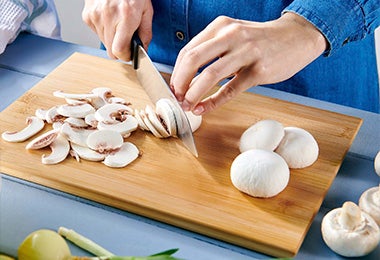 Cortar champiñones tabla de corte, qué hacer al cortarse en la cocina