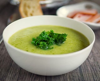 Vichyssoise en tazón con kale