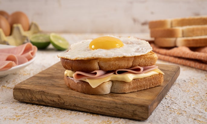 Sanduche de jamón, queso y huevo frito