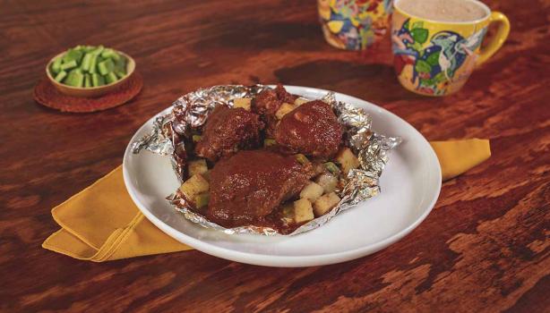 Carne, papas y verduras, una receta cocinada en papel aluminio