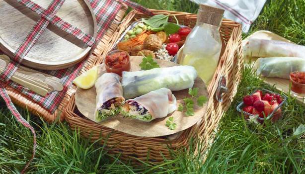 Picnic con alimentos envueltos en papel film