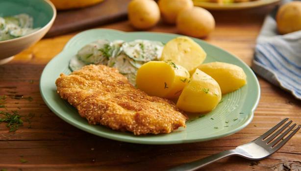 Plato con receta de milanesa empanada con miga de pan