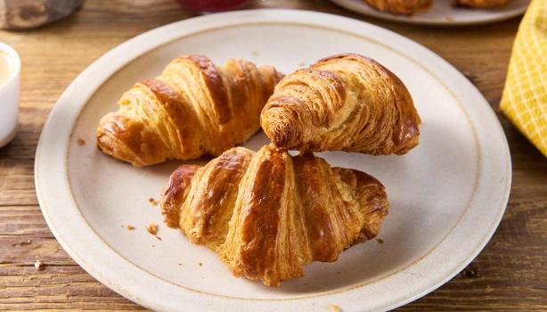 Tres deliciosos croissants de almendras frescos sobre un plato