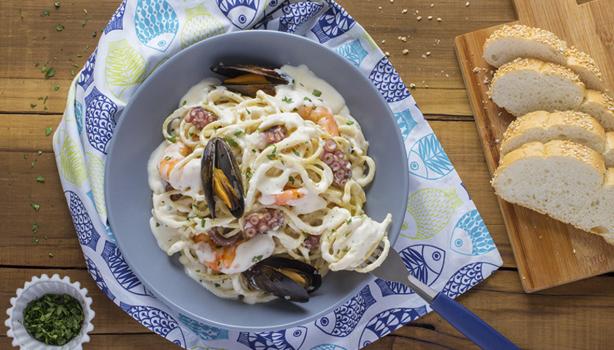 Pasta marinera con calamares y mejillones