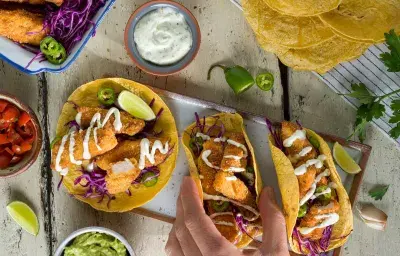 Tacos de pescado con mayonesa verde