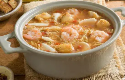 Sopa de mariscos con fideo