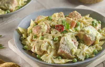 Farfalle con salmón y salsa de mostaza, hinojo y estragón