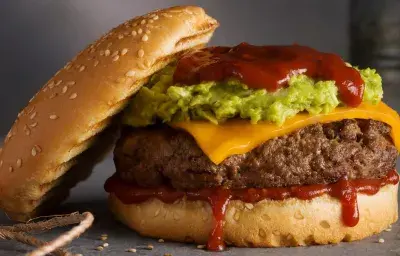 Hamburguesa con queso, Chipotle ketchup y guacamole.