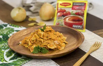 Pasta con atun guisado