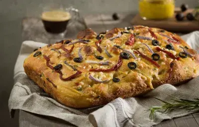 Focaccia a la mostaza con cebollas, olivas y pimiento rojo