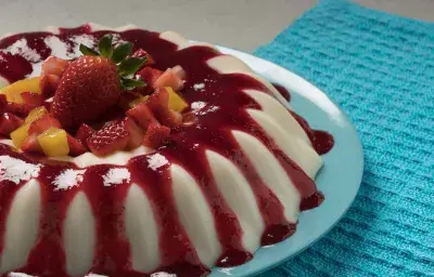 Gelatina de leche con fruta