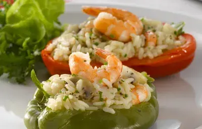 Pimientos Rellenos con Arroz y Camarones