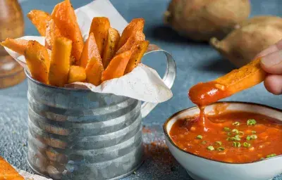 Bastones de Camote con Salsa de Tomate Picante