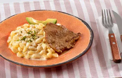 Choclo con Salsa de Queso y Carne Frita