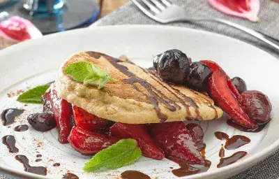 Hotcakes de Avena y Cacao con Berries al Romero