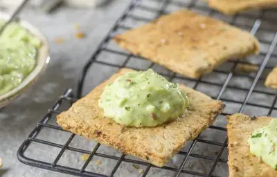 Galletas de Linaza con Aderezo de Aguacate