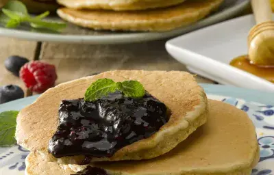 Pancakes de Quínoa con Salsa de Berries