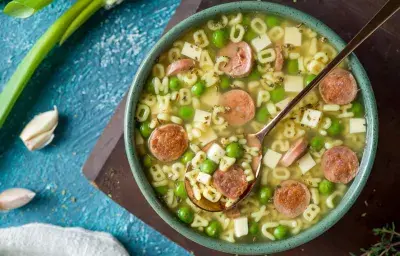 Caldo de salchicha con letras para niños - Receta divertida