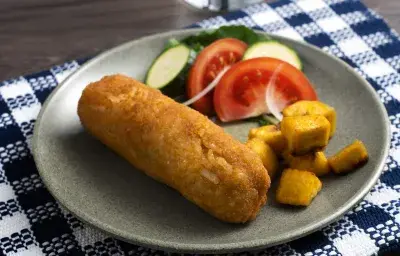 Croquetas de arroz rellenos de pollos