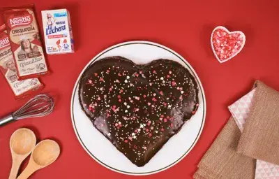 Torta de chocolate en forma de corazón - San Valentín