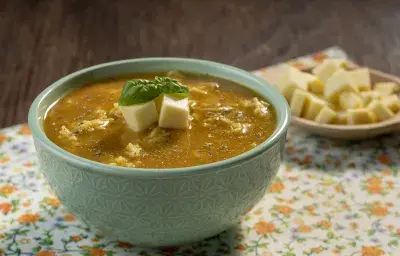 Sopa de Tomate con Queso y Fideos