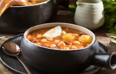 Sopa española con garbanzo y chorizo