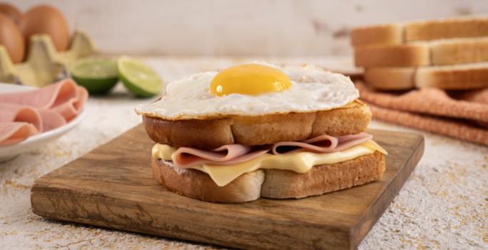 Sanduche de jamón, queso y huevo frito