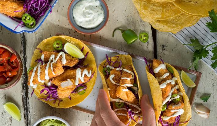 Tacos de pescado con mayonesa verde